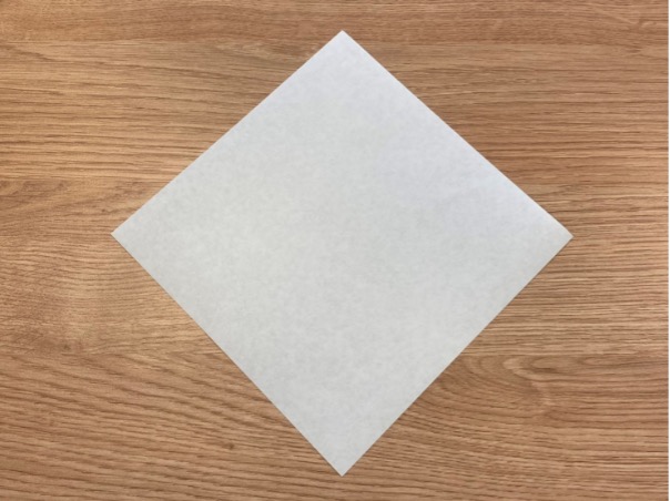 1. ひし形になるように折り紙を置きます