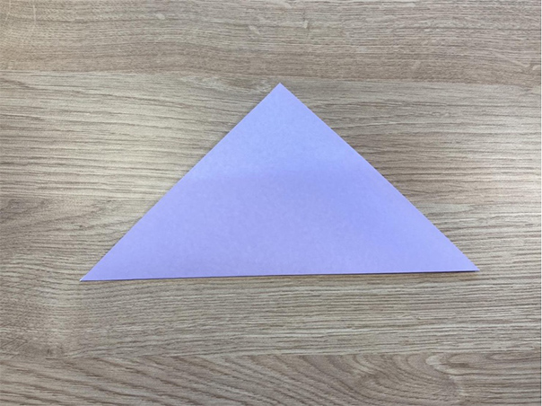 2. 角と角をあわせて三角形を折ります