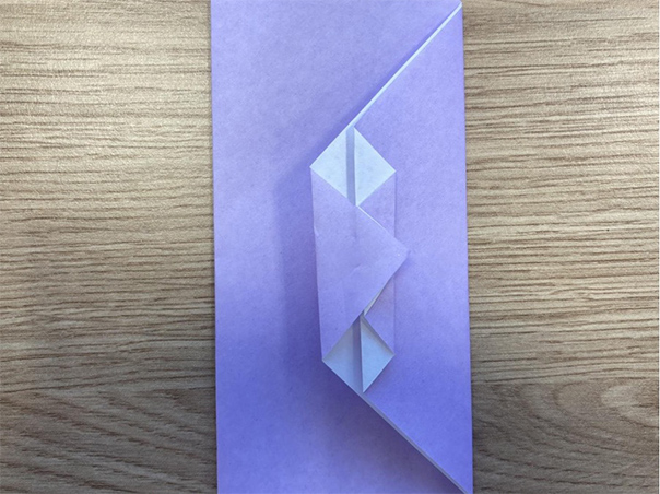 5. 下の紙の角を表の紙の角に合うように折ります